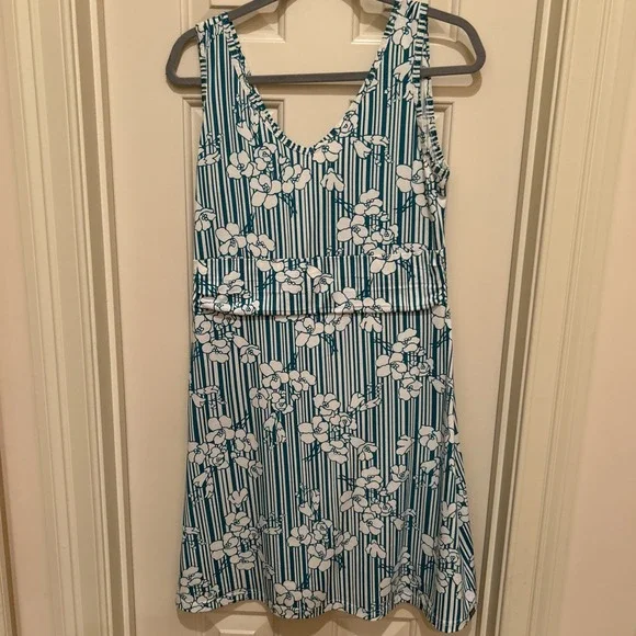 Title Nine Dream V-Neck Green & White Stripe Floral Dress Size M Hiking Outdoors - Picture 1 of 11